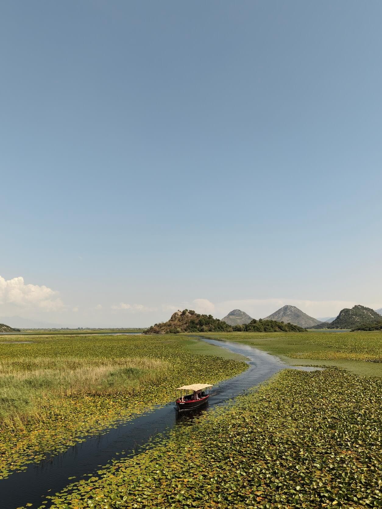 Vista aérea de las islas y vías de agua del lago Skadar