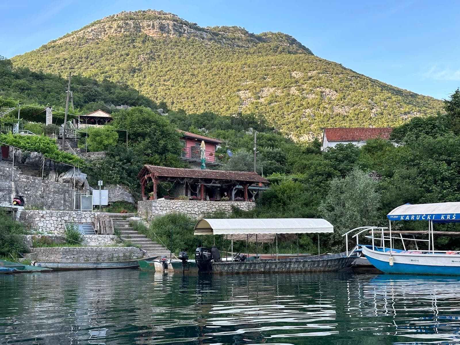 Barcas de pesca tradicionales en el puerto del pueblo de Karuč