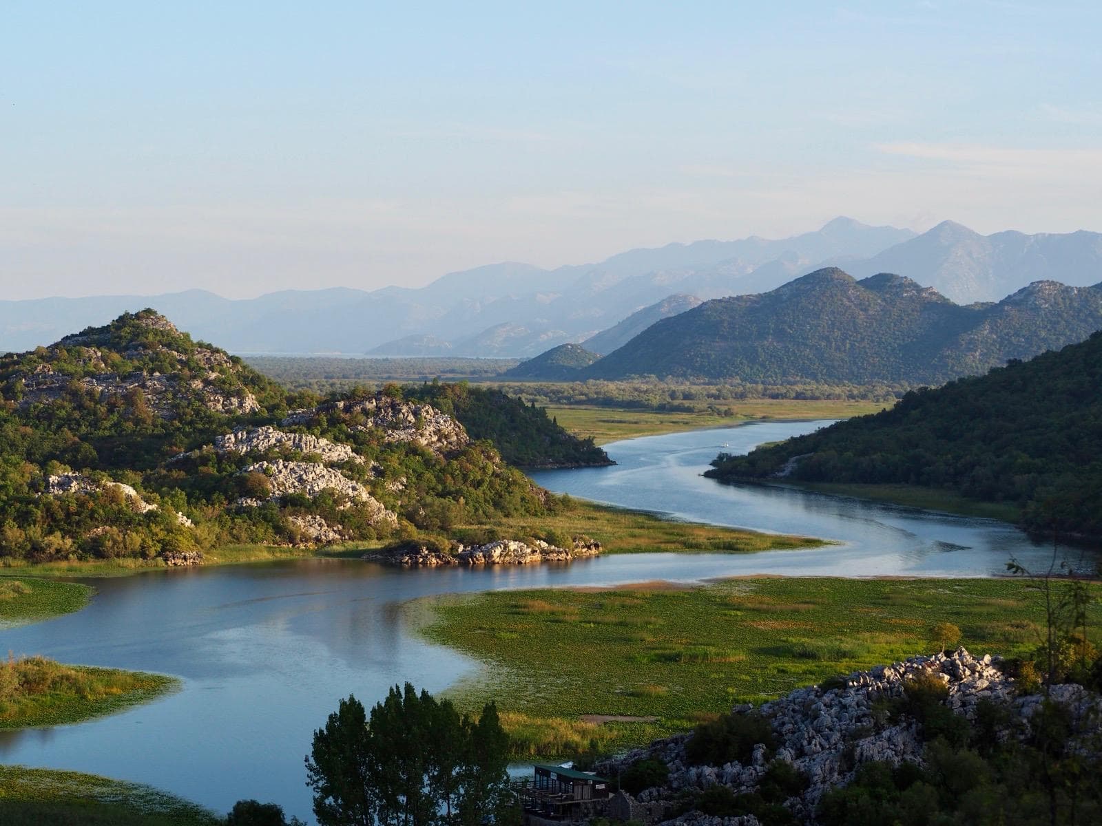 Vista panorámica del lago Skadar